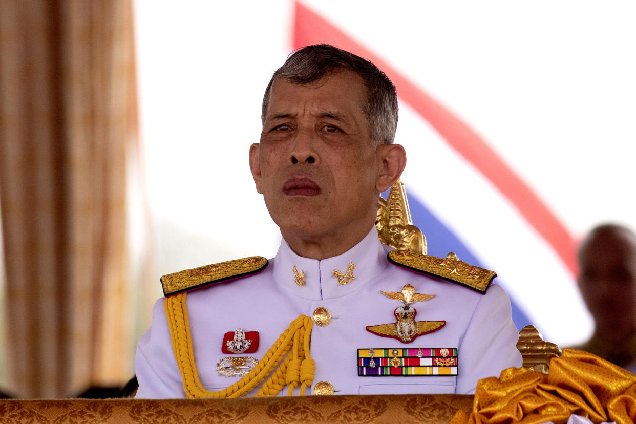 Рама 10 король фото Thai king dismisses 6 palace officials for misconduct