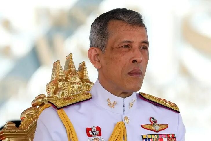 Рама 10 король фото Thai court jails six for setting fire to kings' portraits Reuters