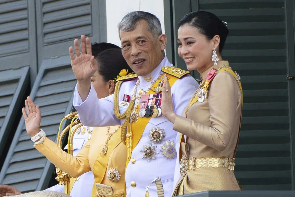 Рама 10 король фото Newly crowned Thai king hopes for unity, prosperity