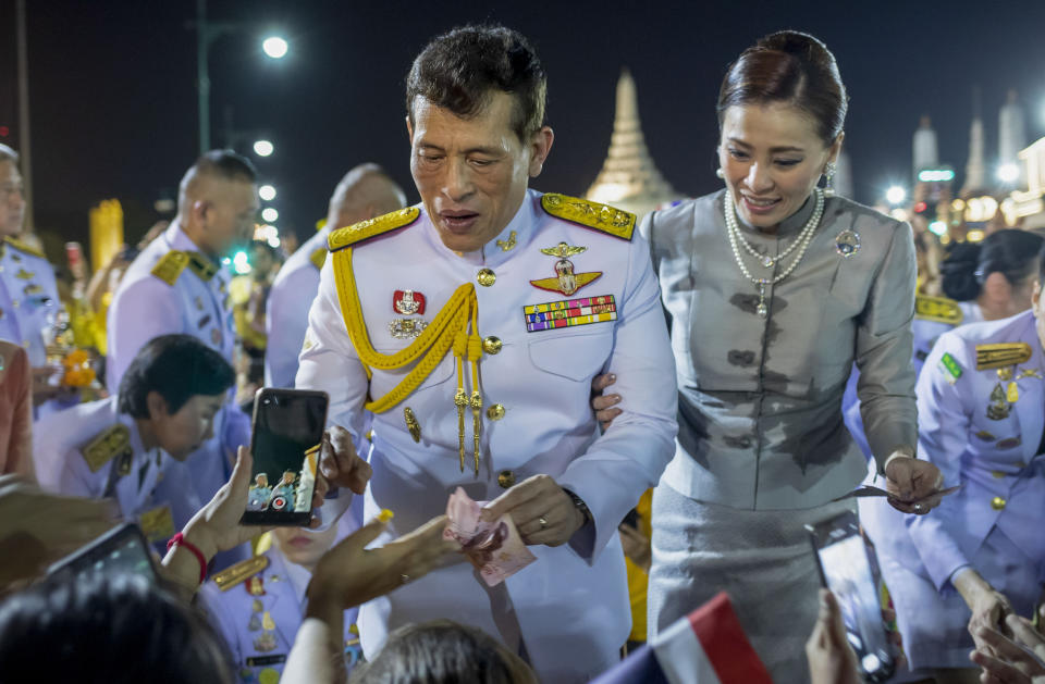 Рама 10 король тайланда фото Thai king and queen take to street to meet adoring royalists