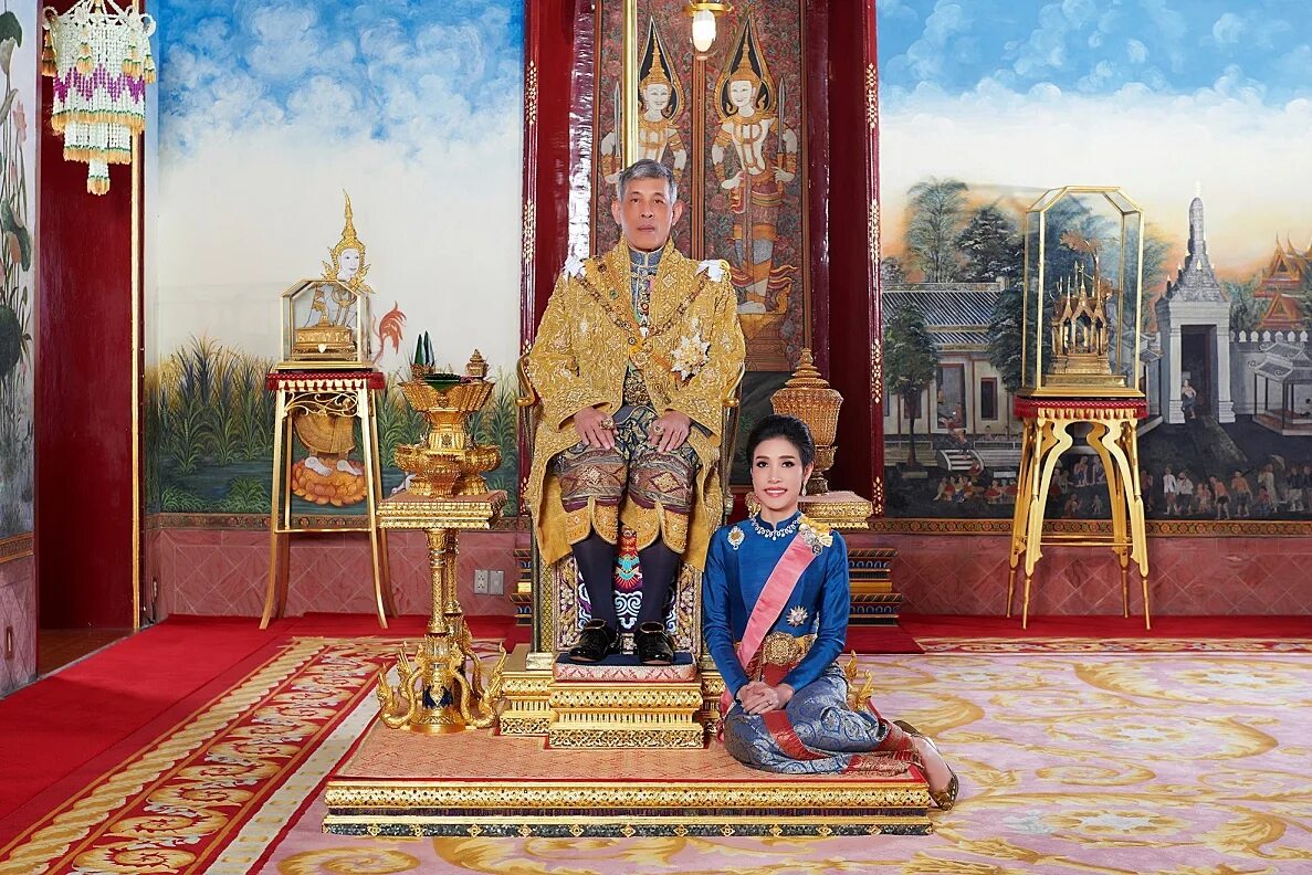 Рама 10 король тайланда фото Thai king restores titles to once-disgraced royal consort Reuters