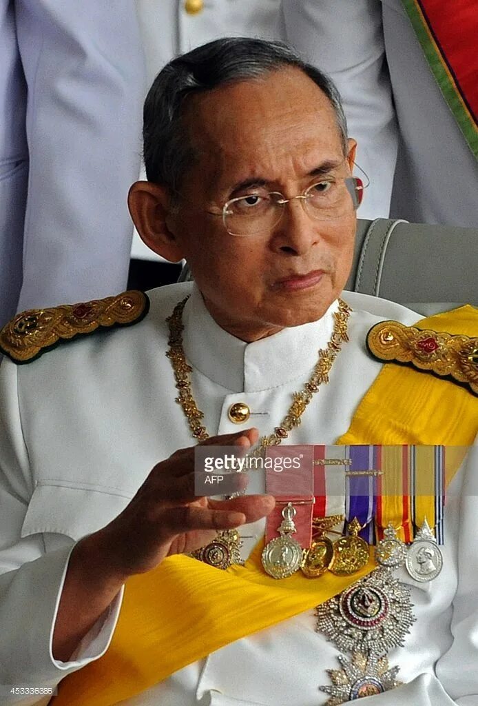 Рама 9 фото Thai King Bhumibol Adulyadej waves to a crowd of well-wishers as he... Thai king