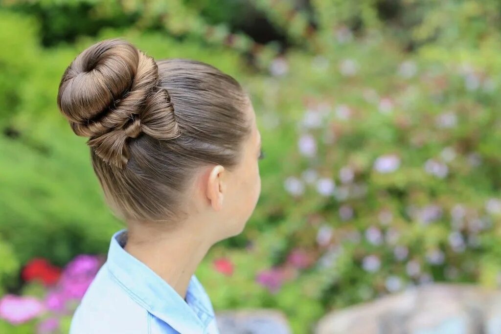 Рамблер прически на сентябрь 2024 The Perfect Bow Bun Updo Kapsels, Haarstijlen, Kort haar