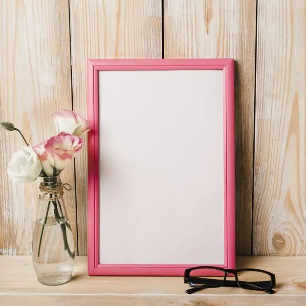 Рамка для фото на стол Free Photo Vase and spectacles near the white frame on the desk Fondos para edit