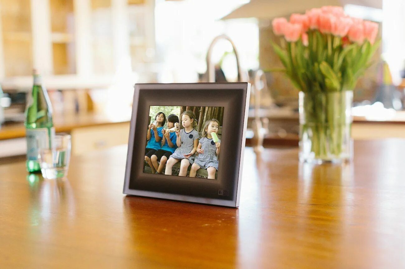 Рамка для фото на стол Aura Smart Picture Frame Intelligently display your photos with the Aura Smart P