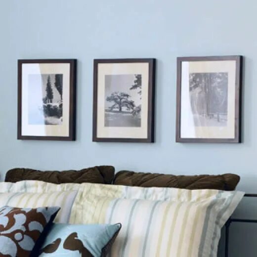 Рамки в интерьере спальни How to Hang Framed Artwork and Pictures on Walls Blue master bedroom, Master bed