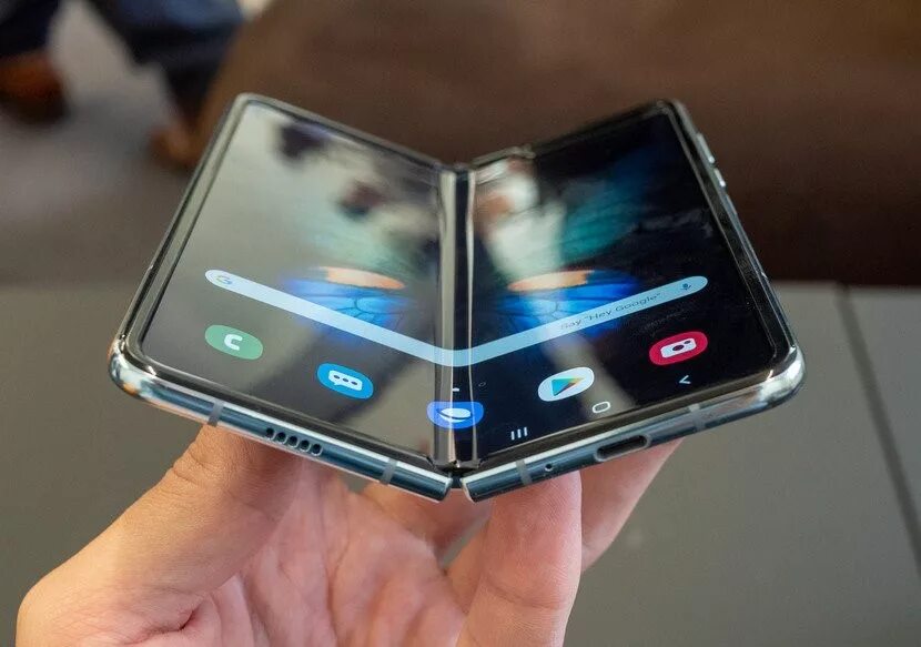 Раскладной самсунг фото Новый складной Galaxy Fold разочаровал покупателей: смартфон сломался на второй 