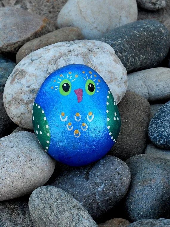 Раскрашенные камни фото Brilliant metallic blue & green hand painted rock by Livingpebbles More Painted 