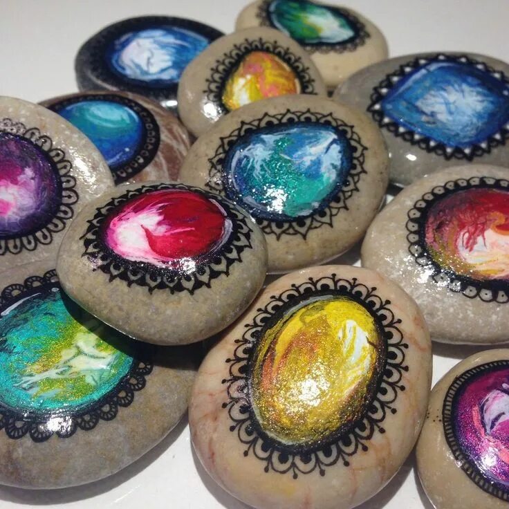 Раскрашенные камни фото Jewels on a painted Rock Rock painting art, Painted rocks, Stone art