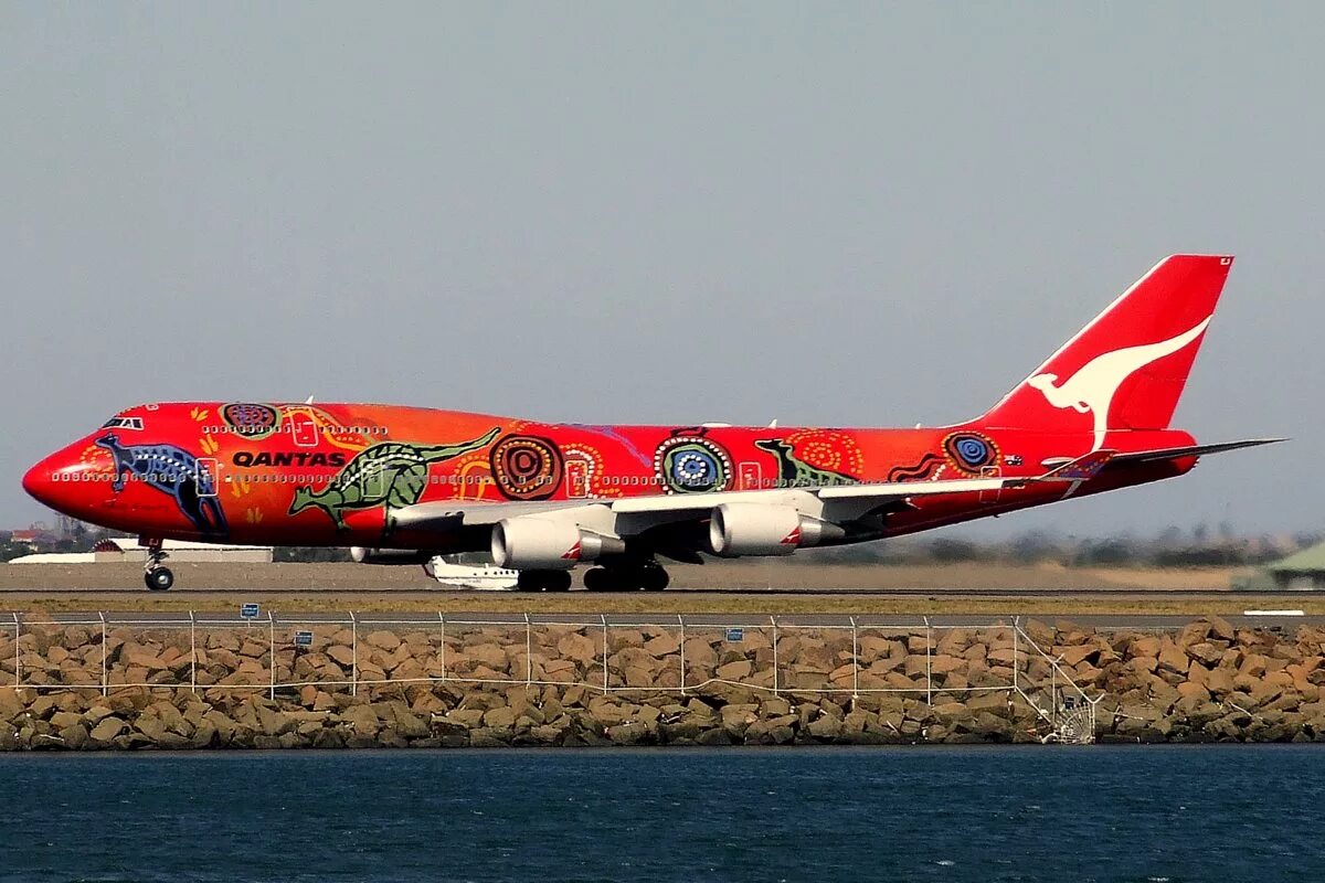 Раскраска самолетов российских авиакомпаний фото с названиями File:Qantas B747-438ER (VH-OEJ) at Sydney Airport.jpg - Wikipedia