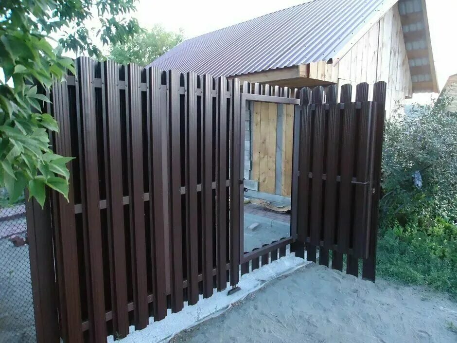 Распашные ворота из металлического штакетника фото Okolo Vorot, fences and barriers, City of Kazan, Gladilova Street, 53 - Yandex M