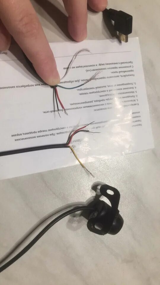 Распайка проводов камеры заднего вида Подскажите пожалуйста распиновку провода от камеры заднего вида( регистратор Sil