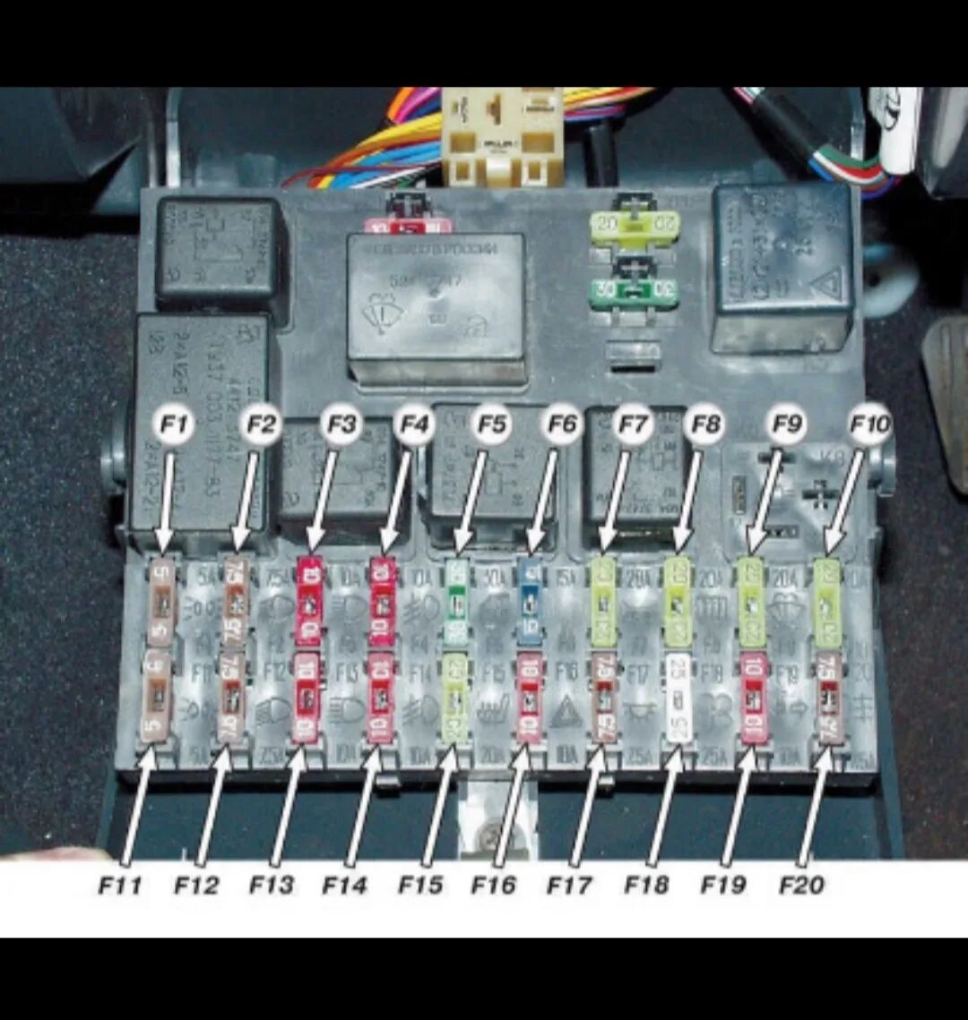 Распиновка предохранителей ваз 2110 Блок реле и предохранителей над левой ногой водителя ВАЗ 2110 - 2112 - Lada 2112