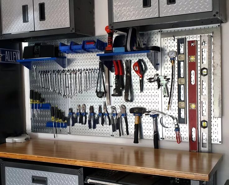 Расположение инструментов в гараже на стене фото Pin on Workbench Garage tool organization, Garage storage organization, Garage w