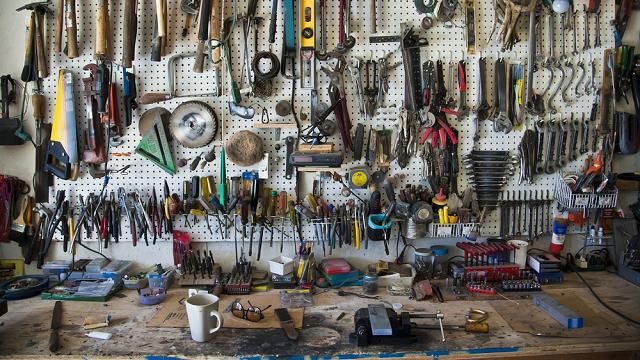 Расположение инструментов в гараже на стене фото Ten Essential Tools For A Well-Equipped Garage Storage shed organization, Tool o