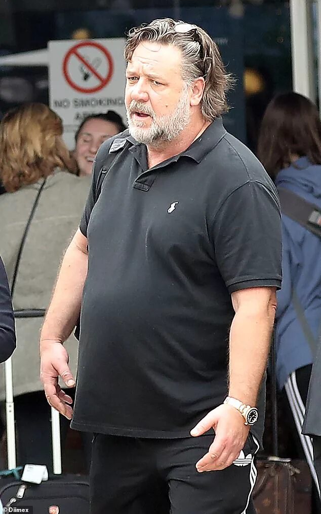 Рассел кроу фото сегодня Russell Crowe looks tired as he jets into Sydney for Christmas Daily Mail Online