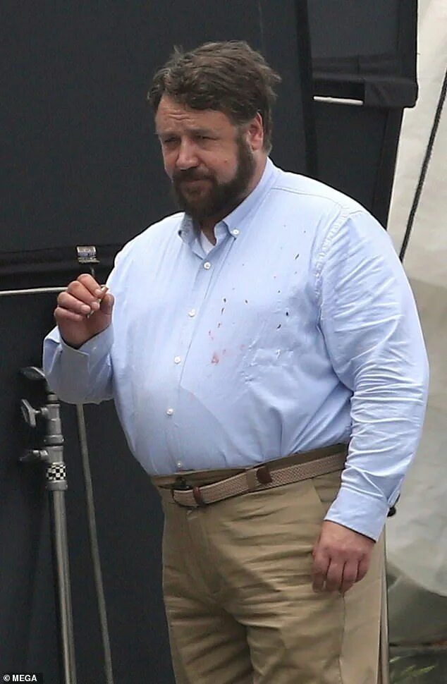 Рассел кроу сейчас фото Russell Crowe looks unrecognisable in fatsuit on set of Unhinged Russell crowe, 