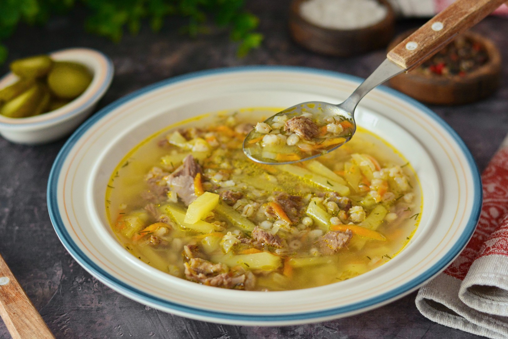 Рассольник с перловкой и мясом фото Перловый суп с мясом и огурцами - Рассольник классический с перловкой и солеными