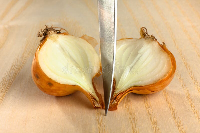 Рассорка на лук без фото Cut Onion and Knife on Wooden Background Stock Photo - Image of board, sliced: 6