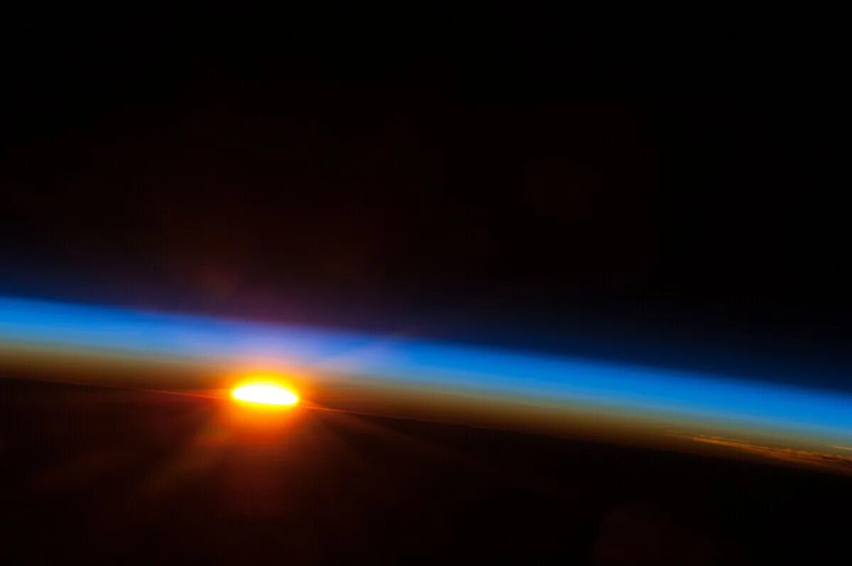 Рассвет в космосе фото Файл:Sunrise Over the South Pacific Ocean.jpg - Википедия