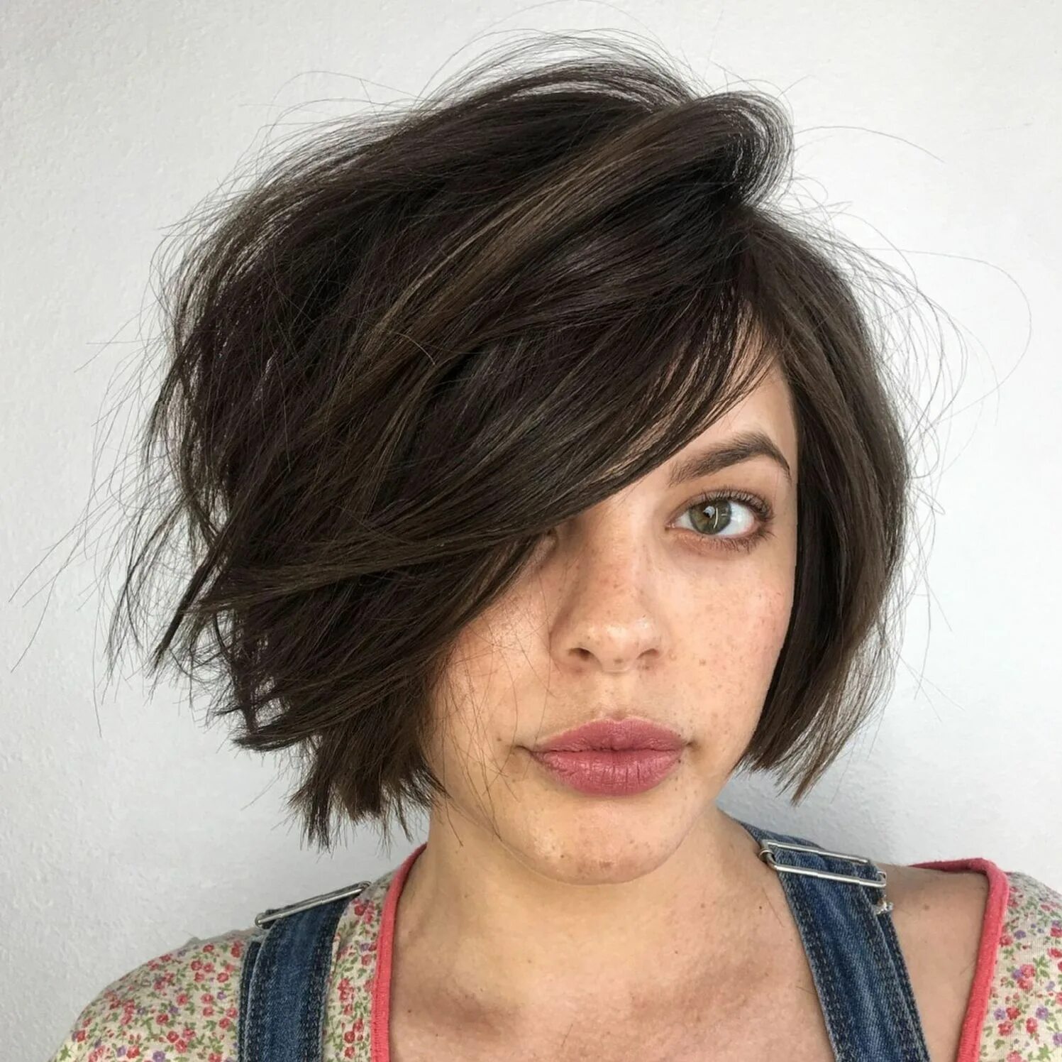 Растрепанная короткая прическа Messy Side-Parted Brown Bob Short hairstyles for thick hair, Thick hair styles, 