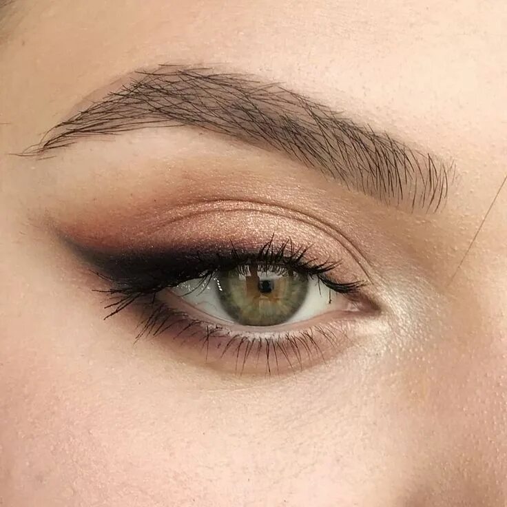 Растушеванный макияж глаз Un delineado limpio en forma de cat-eye es perfecto para un viernes casual por l