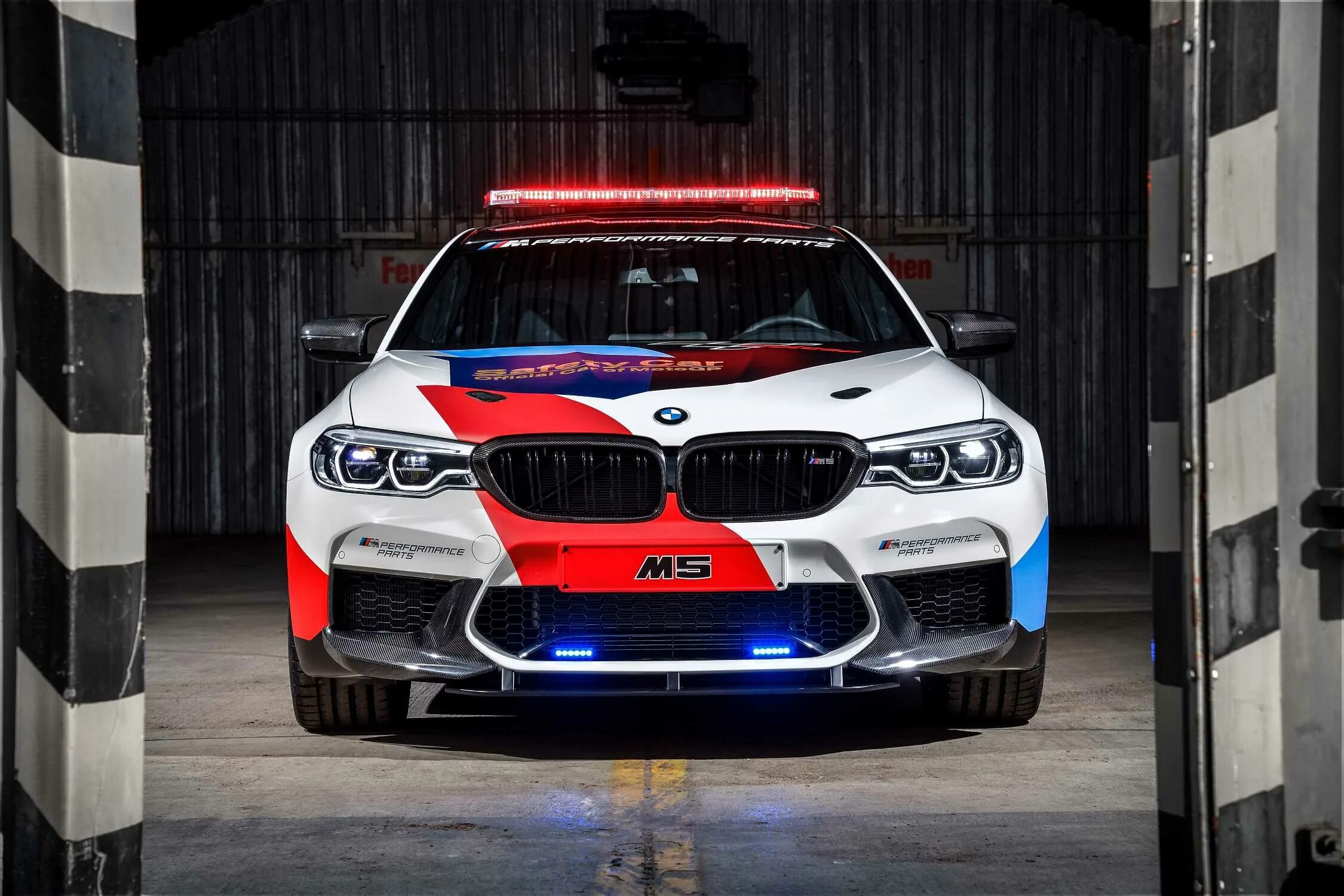 Растянутое фото бмв The BMW M5 MotoGP Safety Car.