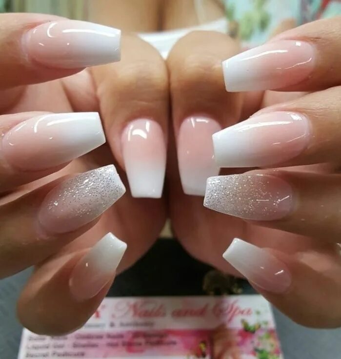 Растяжка на ногтях фото Gorgeous Acrylic Ombre Nails with a Touch of Silver