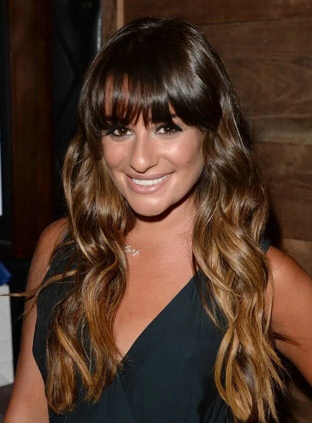 Растяжка на волосах с челкой фото Lea Michele Ombre hair blonde, Lea michele hair, Dark brown hair with caramel hi