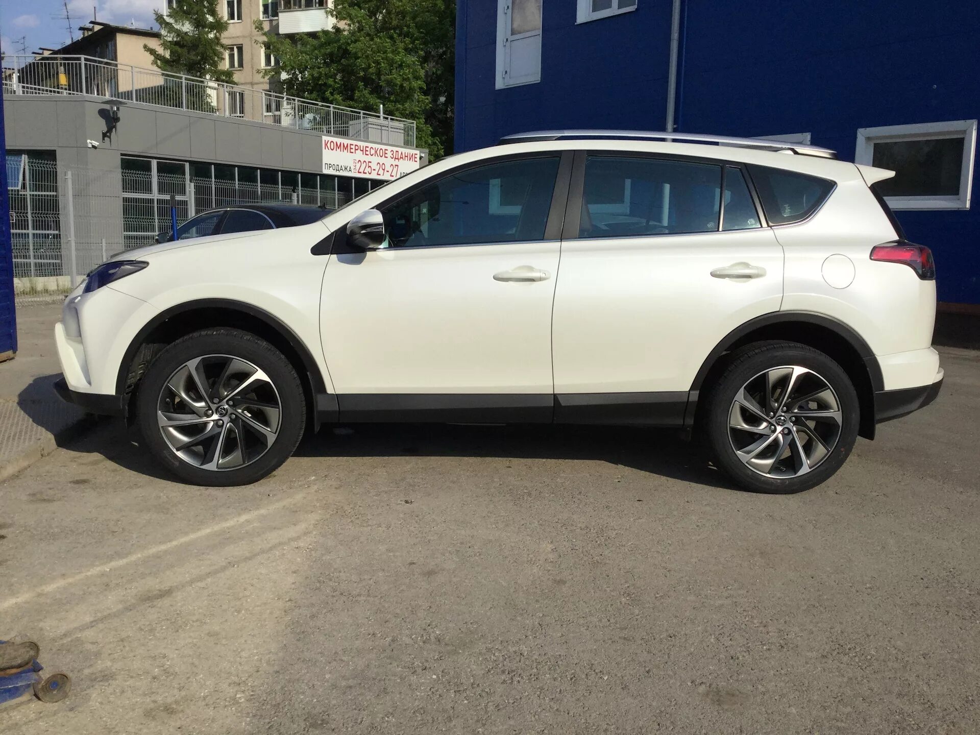 Рав 4 на 19 дисках фото Rav4 Лето на R20 Lexus - Toyota RAV4 (IV), 2 л, 2017 года колёсные диски DRIVE2