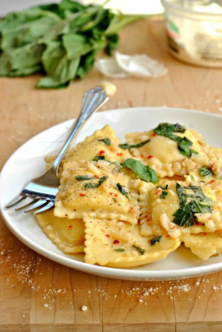 Равиоли что это за блюдо фото Ravioli with Garlic Basil Oil Ravioli recipe, Pasta dishes, Vegetarian recipes