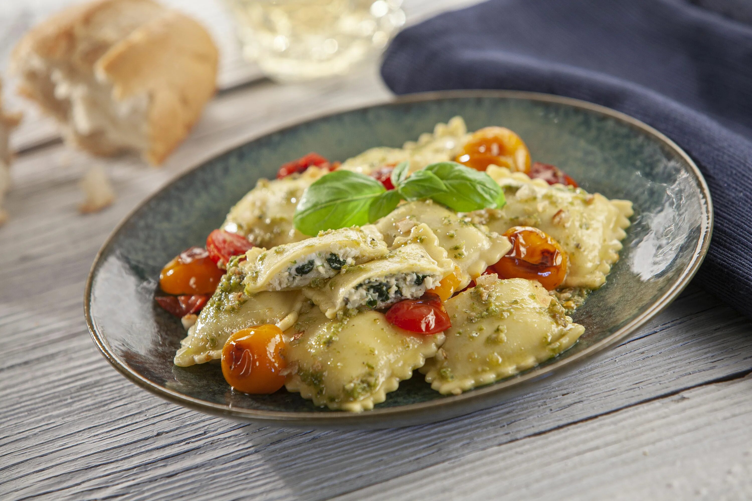 Равиоли что это за блюдо фото Spinach and Cheese Ravioli with Pesto and Cherry Tomatoes - Rosina Foods Receta 