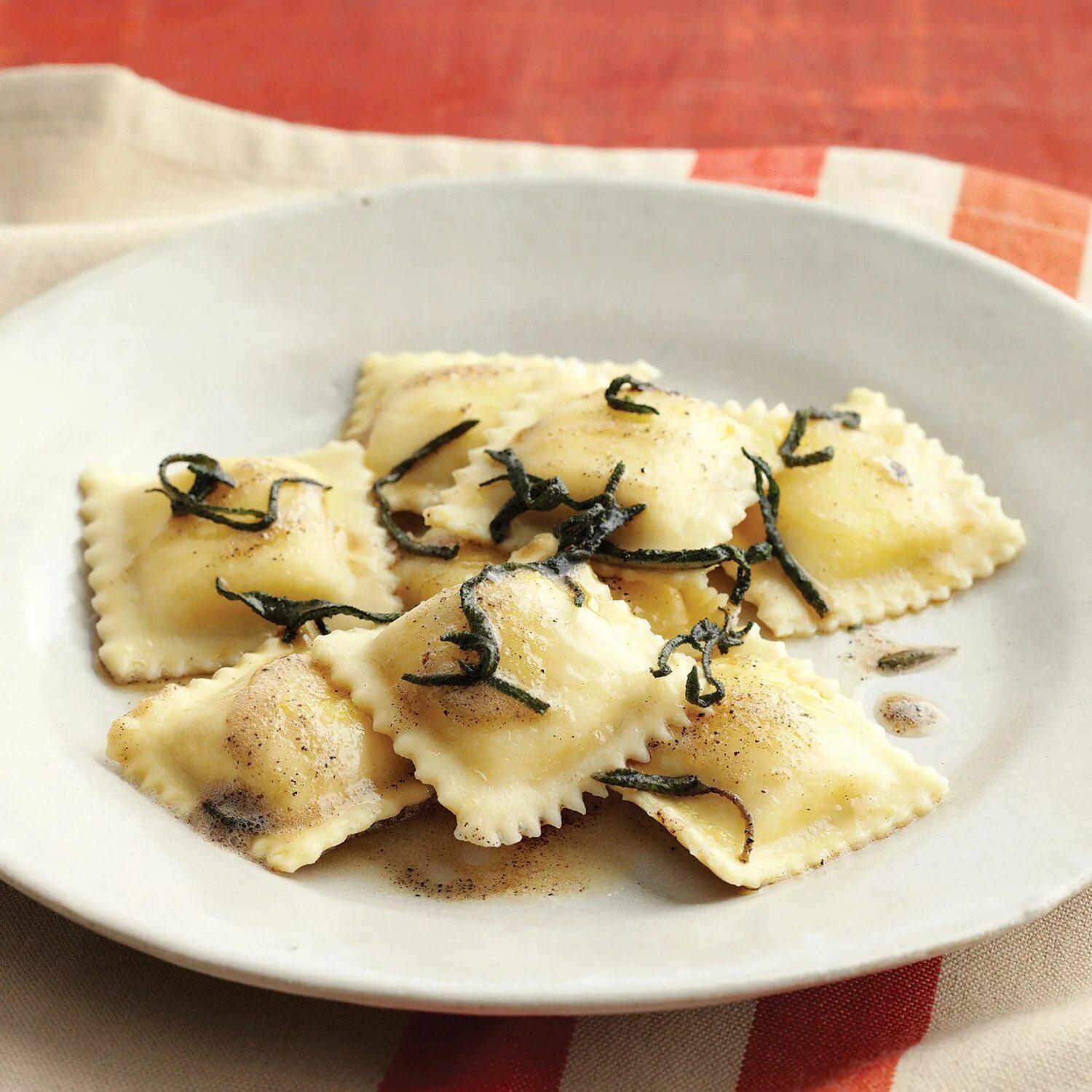 Равиоли что это за блюдо фото Cheese Ravioli with Brown Butter and Sage Recipe Ravioli, Brown butter, Cheese r