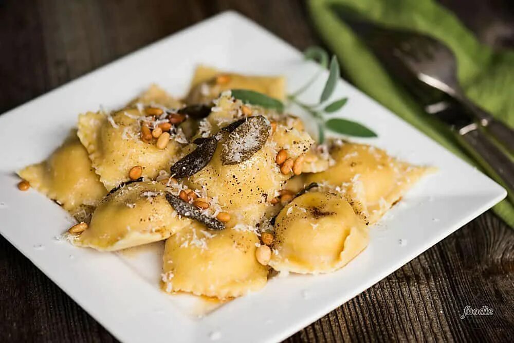 Равиоли рецепт приготовления с фото Homemade Butternut Squash Ravioli with Brown Butter Sage Sauce, made with pasta 