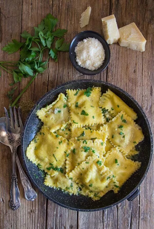 Равиоли с сыром фото Homemade Creamy Mushroom Ravioli, a homemade egg pasta recipe filled with a crea