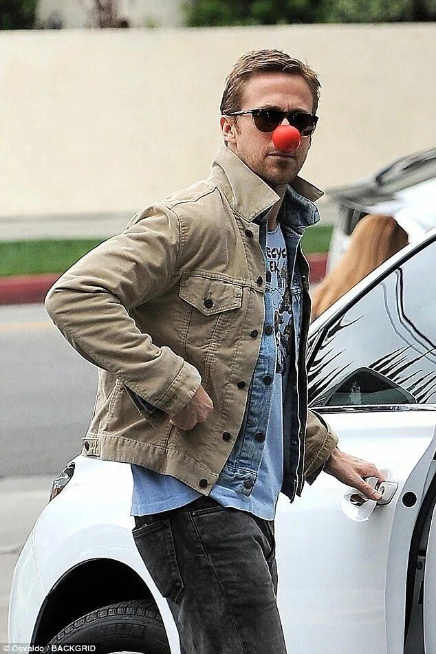 Райан гослинг смешные фото Ryan Gosling sports steely expression on Red Nose Day Daily Mail Online