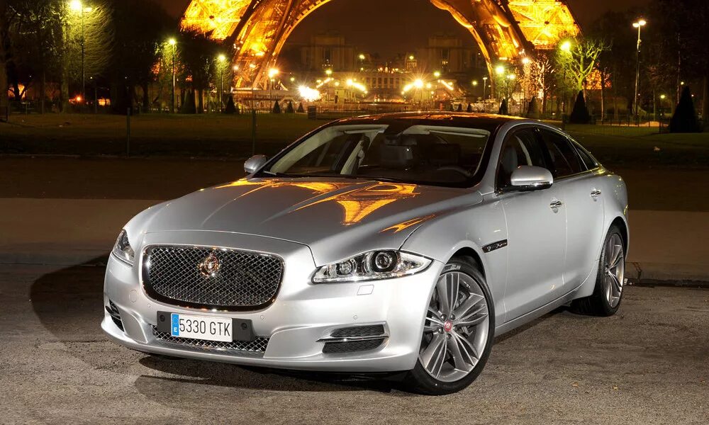 Район машина фото Тест-драйв Jaguar XJ: флагман со сломанным рогом :: Autonews