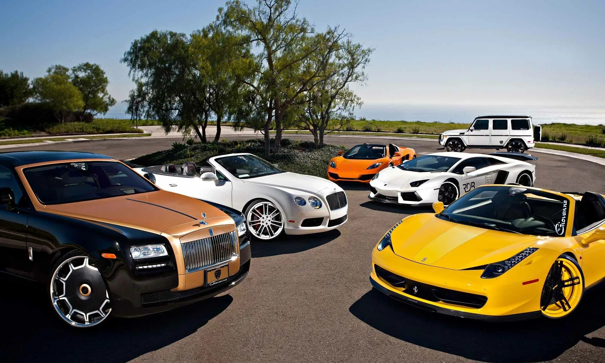 Район машина фото Наши соотечественники стали покупать больше Rolls-Royce и Lamborghini. Остальные