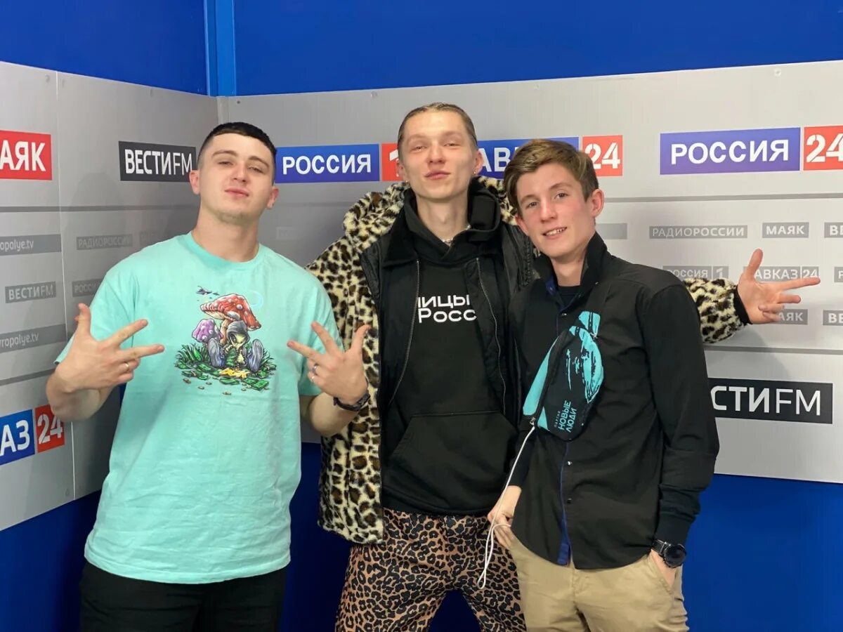 Утреннее шоу "1+1 - Калинин и Райтраун": Что лучше не дарить на 8 марта? - YouTu