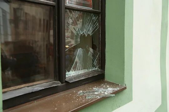 Разбил окно фото Broken Window Frame Зображення - огляд 244,120 Стокові фото, векторні зображення