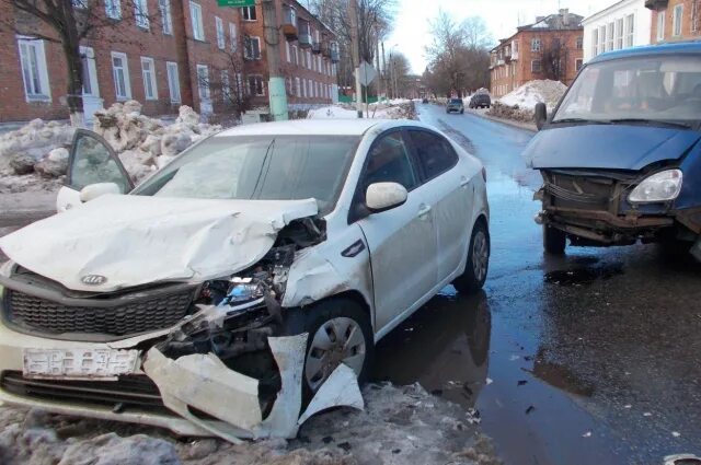 Разбитые киа рио фото В Кимовске столкнулись Kia Rio и ГАЗ-2217 АиФ Тула