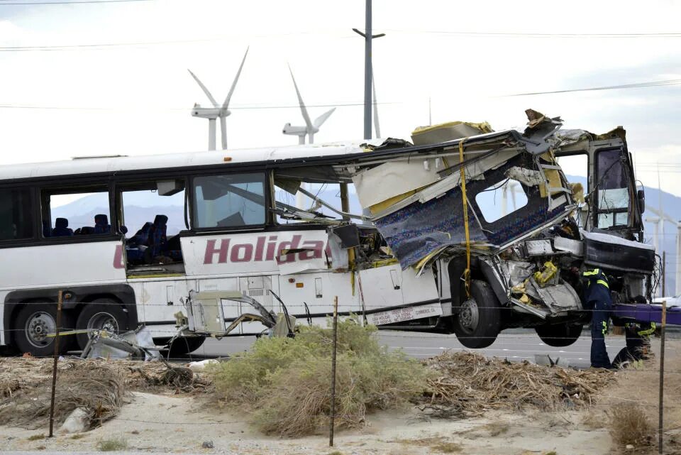 Разбитый автобус фото Trucker pleads guilty to California crash that killed 13