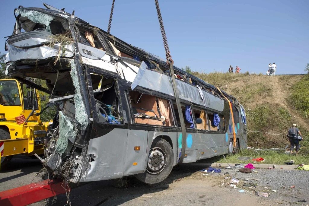 Разбитый автобус фото Multiple Bus Crash Kills 9, Injures 40 in Germany