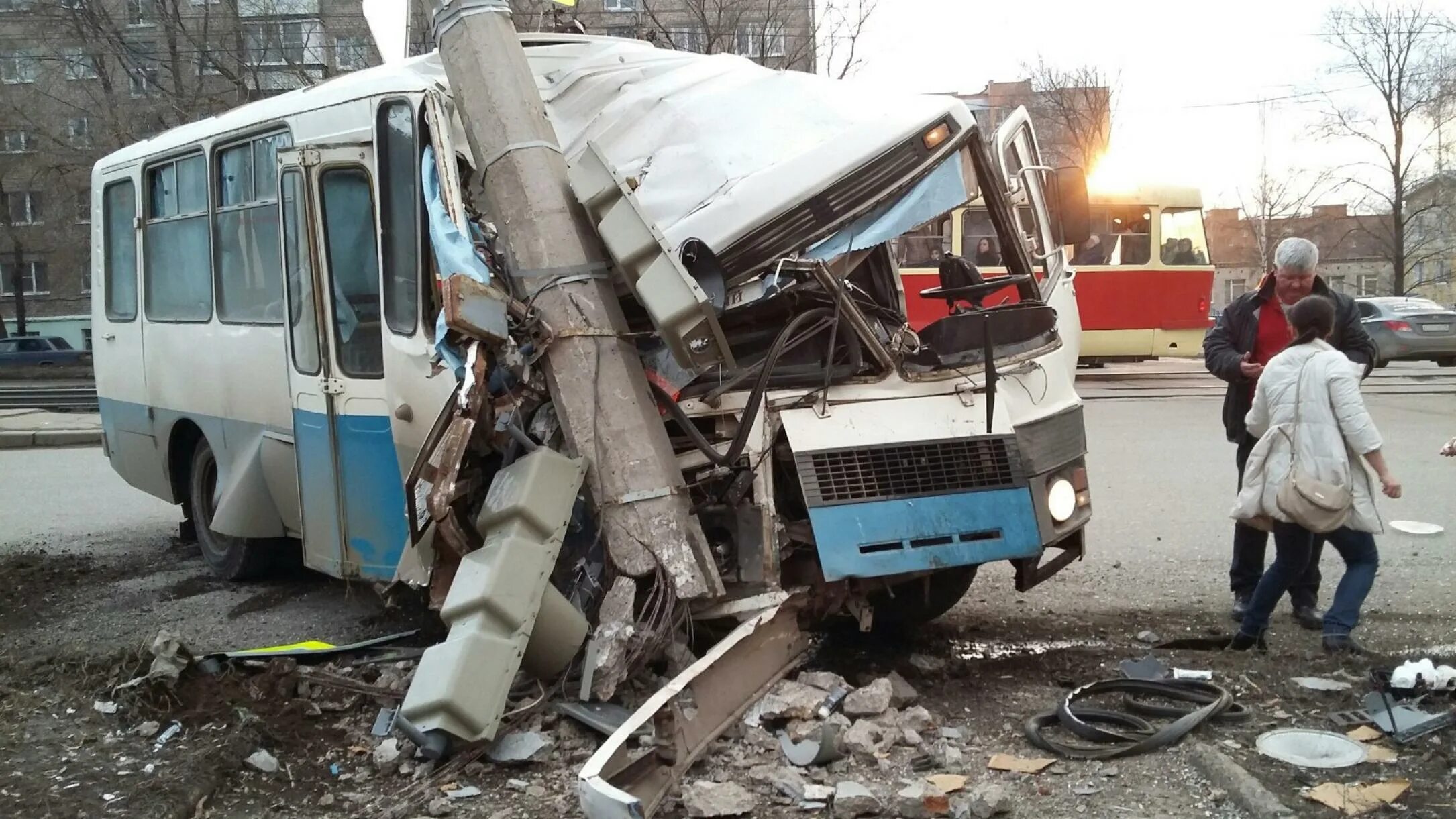 Разбитый автобус фото В Ижевске автобус протаранил фонарный столб - В курсе.ру