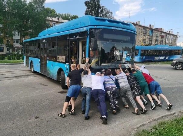 Разбитый автобус фото Когда заплатил, оттащил автобус и пошел пешком! Супер транспортная реформа! На З