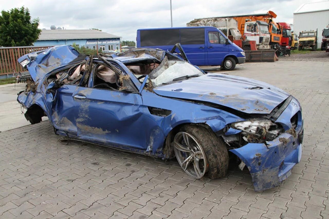 Разбитый автомобиль фото В Сочи водитель "BMW" погиб в ДТП со спецтехникой - Новости Сочи "Народная газет