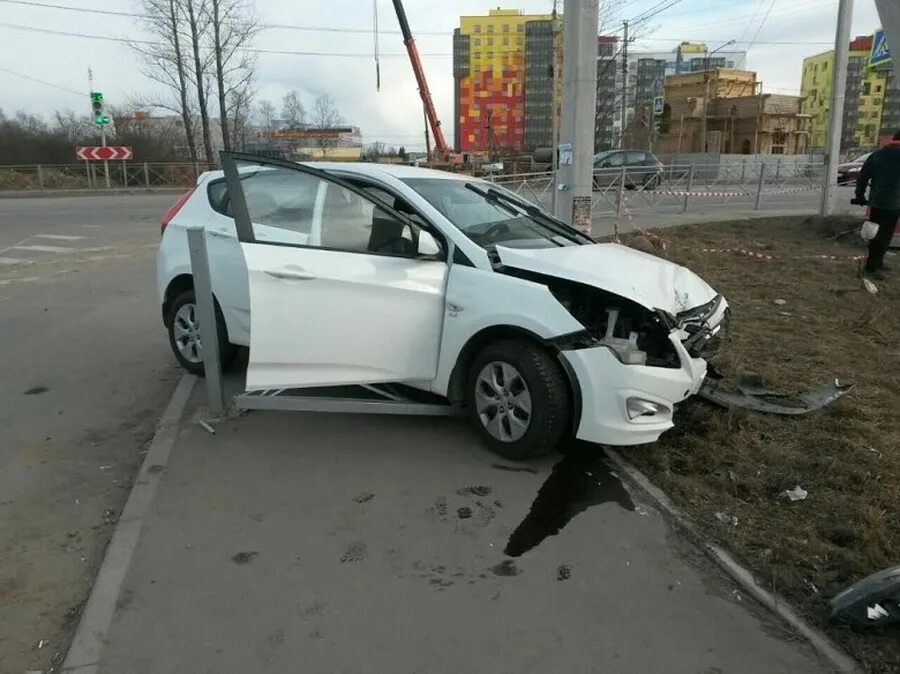 Разбитый хендай солярис фото Гатчинская Служба Новостей - Погоня довела иномарку до гатчинского "О Кея"