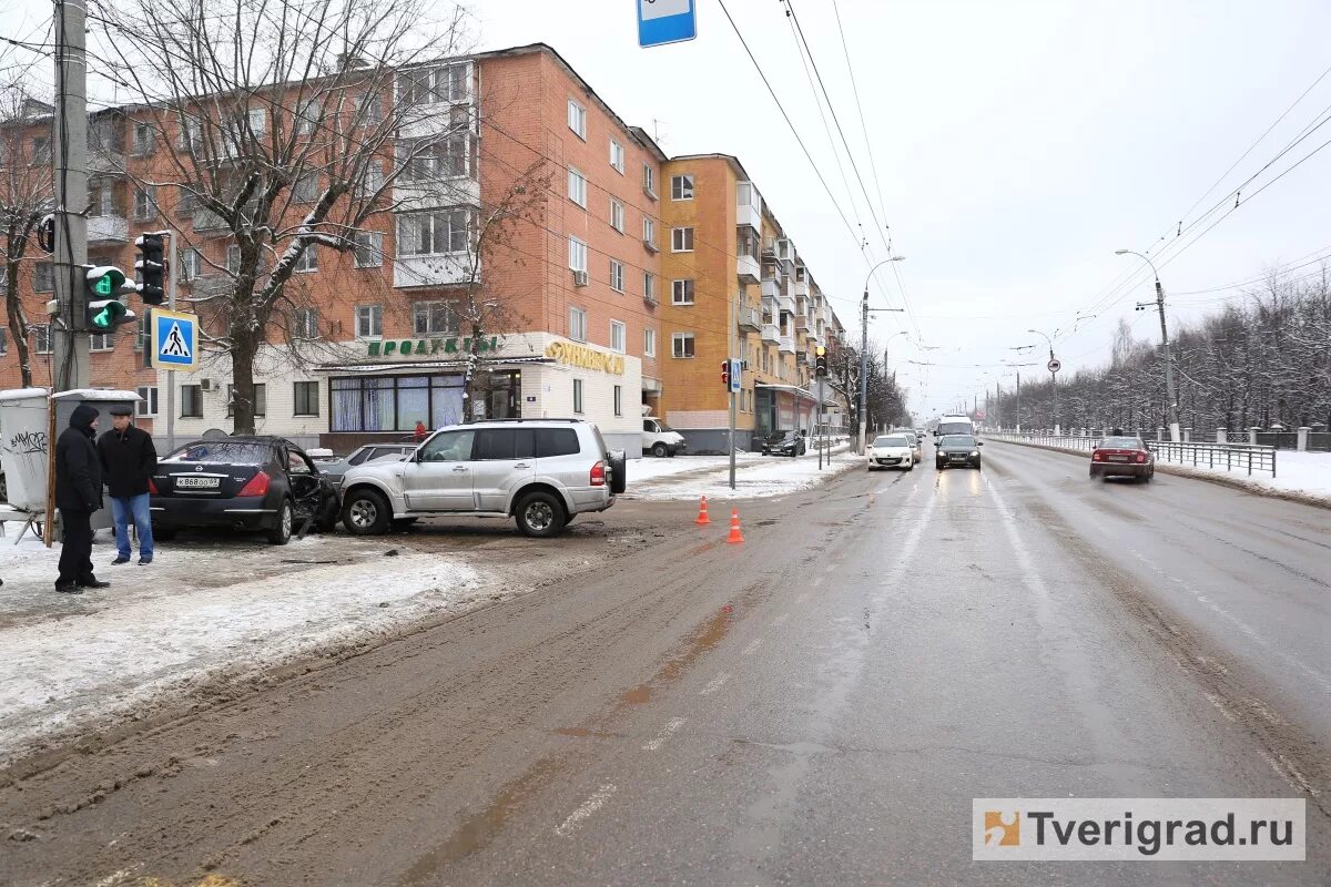 Разбор69 ул шишкова 90б тверь фото В Твери внедорожник вытолкнул легковушку с дороги на светофор Твериград