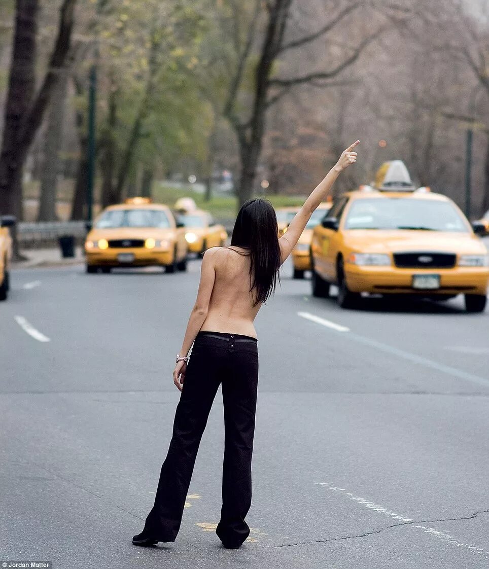 Разделись на улице фото Women celebrate going topless posing for photographer on New York streets Daily 