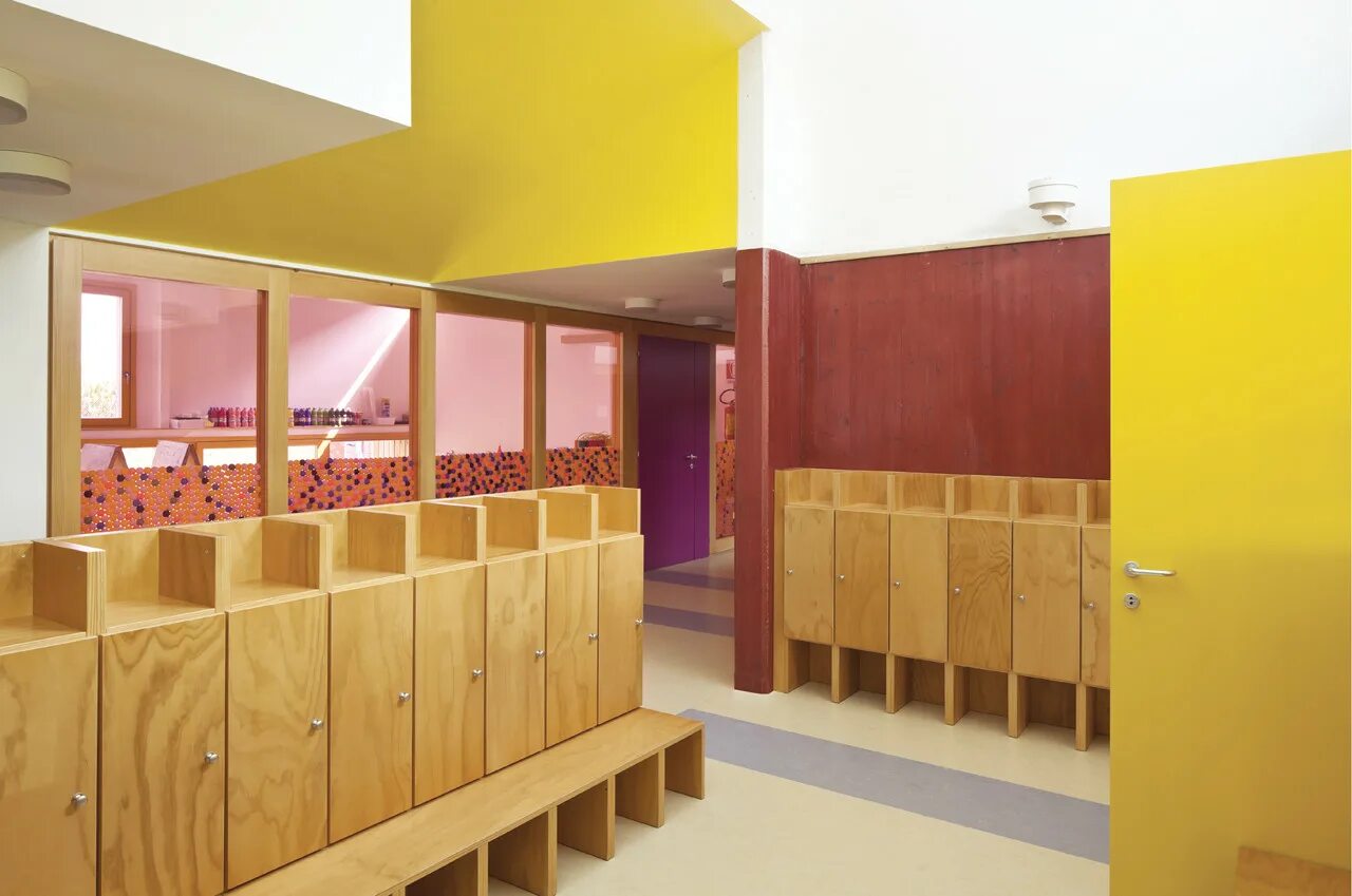 Раздевалка в школе фото Gallery of Fossalunga Nursery School / studiomas architetti - 7